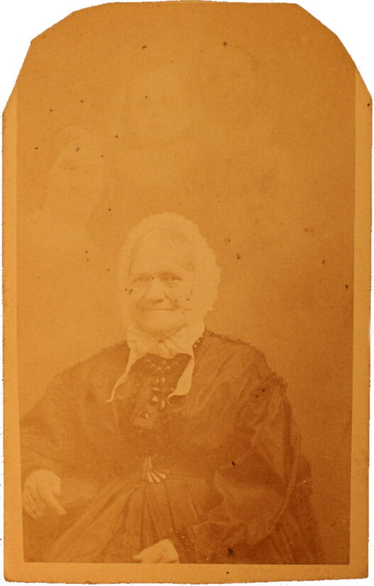 Hazelton Mrs. Floyd and 4 Spirits Spirit Photograph